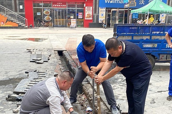 暴雨夜的金州福佳新天地：沙袋筑堤，人心为坝
