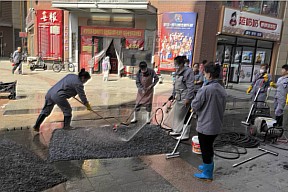 春日焕新，服务暖心—金州新天地物管部开展公共区域地毯、纱窗集中清洗活动